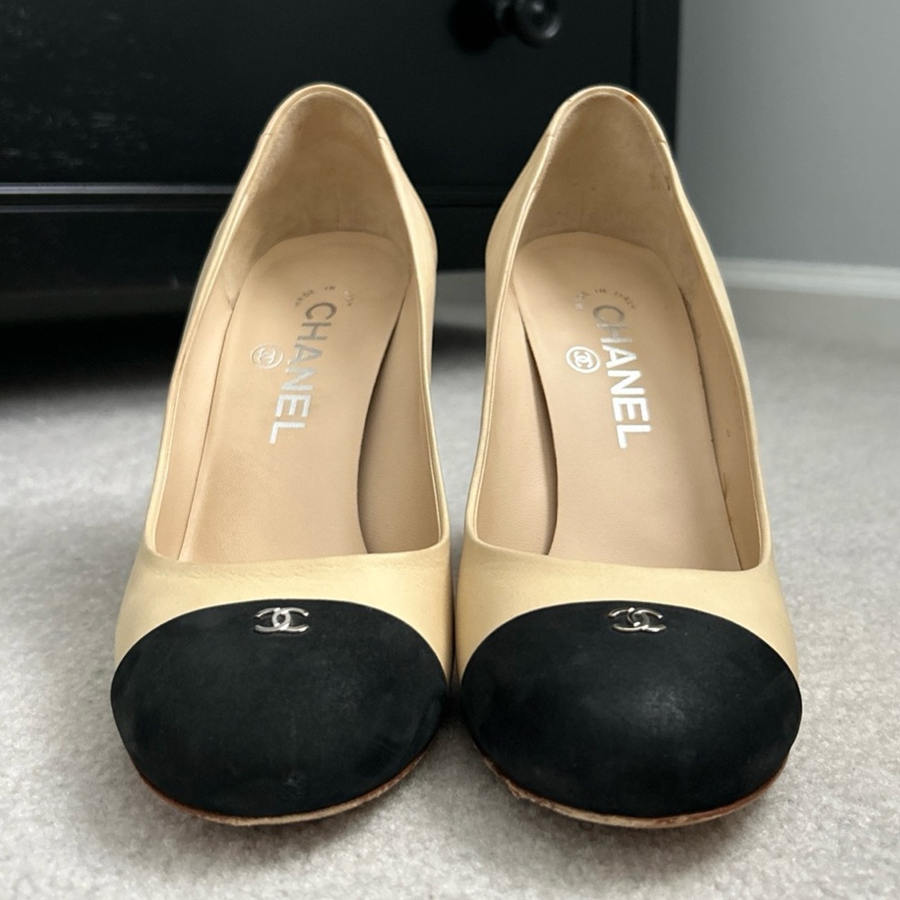 ❗️SOLD❗️ CHANEL Beige And Black Goatskin Cap Toe Heels CC Size 37 US 7 Pumps - Picture 4 of 14